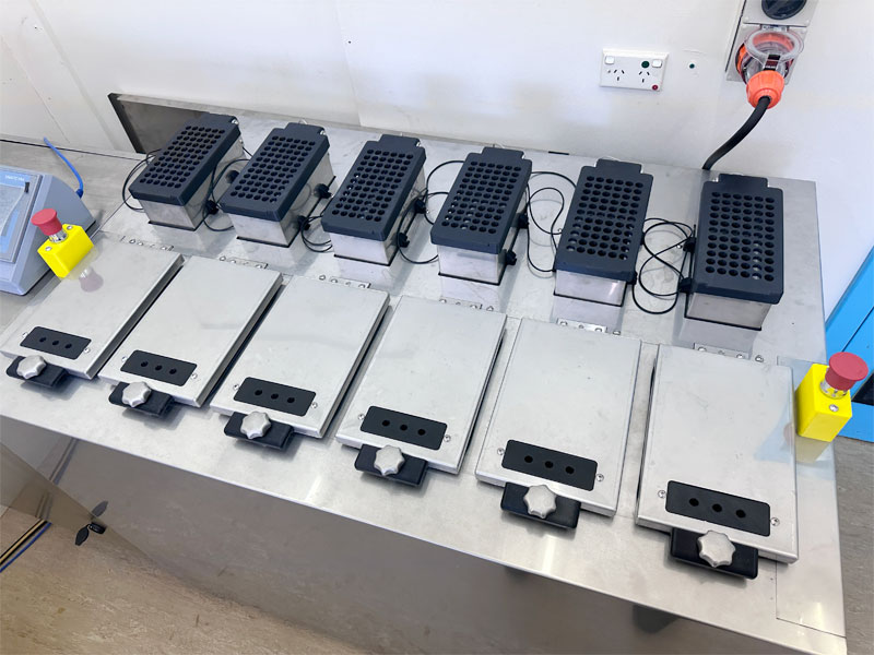 Metal machine with six covered chambers